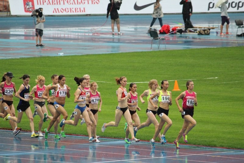 Natalya Leonteva vtoraya v zheltom Moskva Luzhniki chempionat Rossii distantsiya10000 m