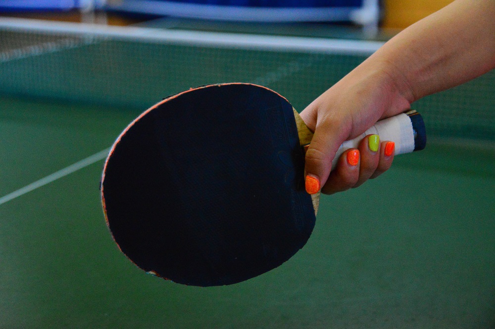 Как держать ракетку в настольном теннисе правильно фото