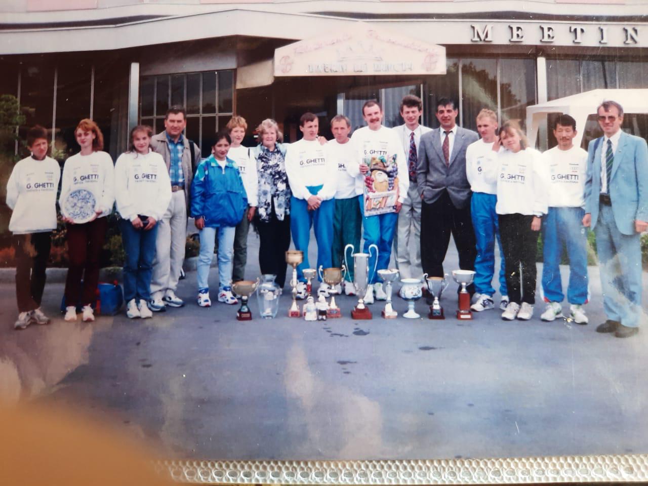 Первая МСМК по бегу на 100 км Татьяна Ариносова 6 я слева седьмое место на чемпионате мира в японском Шиманто. 1998 год
