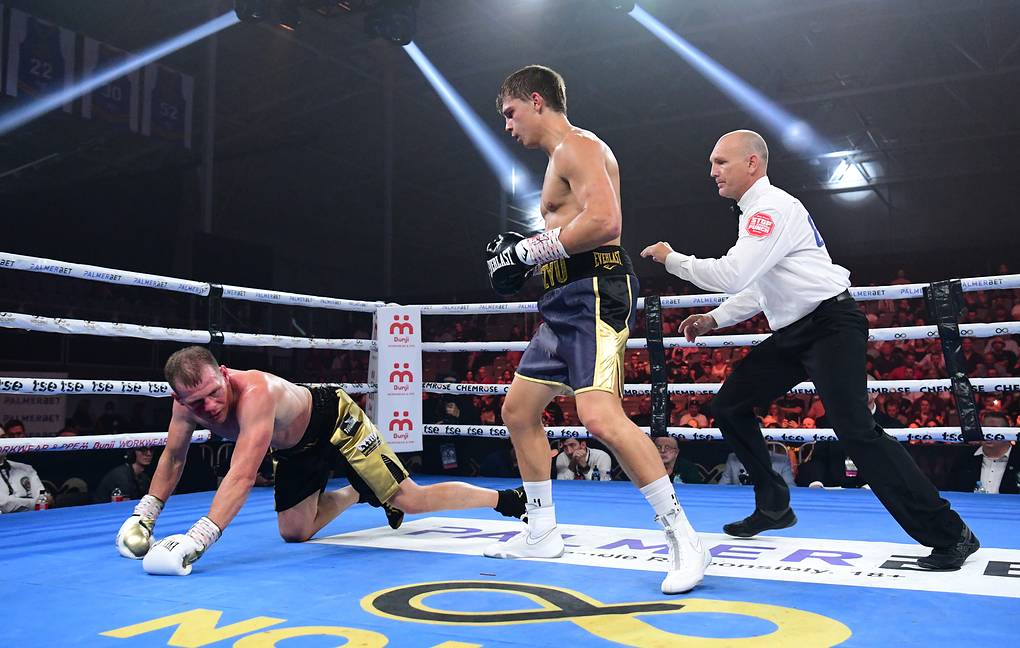 epa09798632 Nikita Tszyu (right) knocks out Aaron Stahl (left) during their Super-Welterweight bout between Nikita Tszyu and Aaron Stahl at the Nissan Arena in Brisbane, Australia, 03 March 2022.  EPA-EFE/DARREN ENGLAND EDITORIAL USE ONLY AUSTRALIA AND NEW ZEALAND OUT