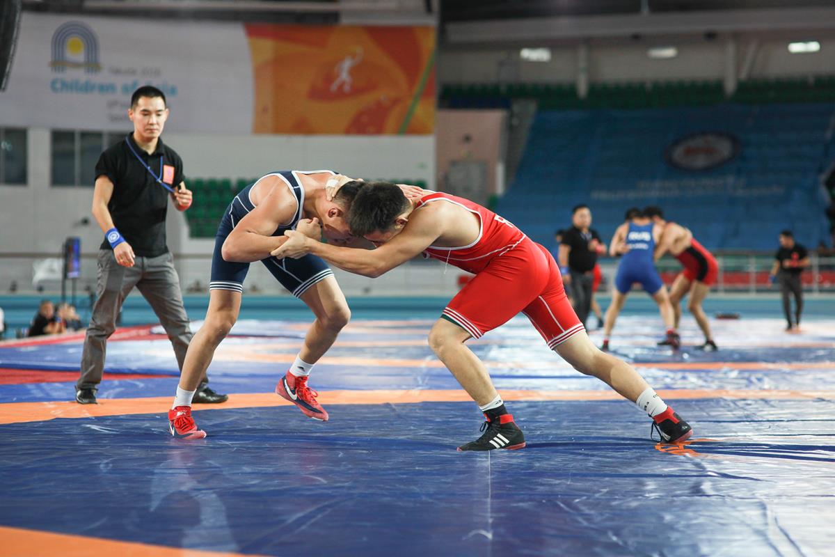 Wrestling 18. Техника спортивной борьбы. ШВСМ Красноярск Вольная борьба. Броски Вольная борьба Узбекистан. Бросок через бедро в вольной борьбе.