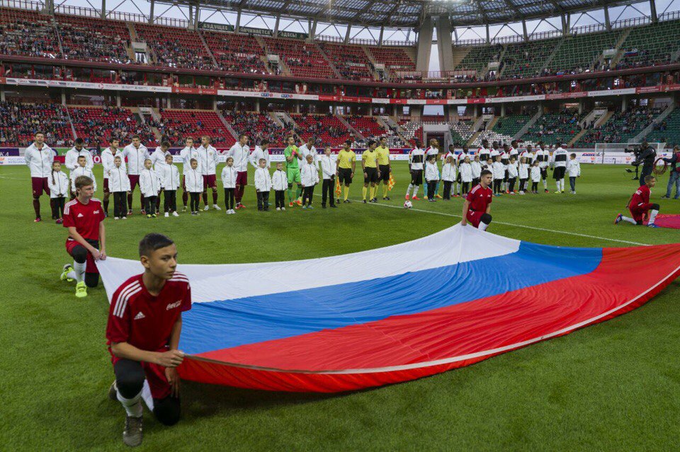 Вынос флагов на матче Россия Гана