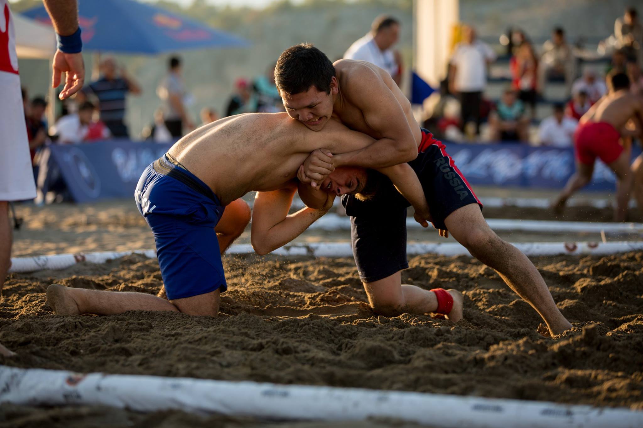 Любимый вид спорта борьба на полотенцах. Пляжная борьба. Национальные виды спорта. Национальные виды спорта в России.